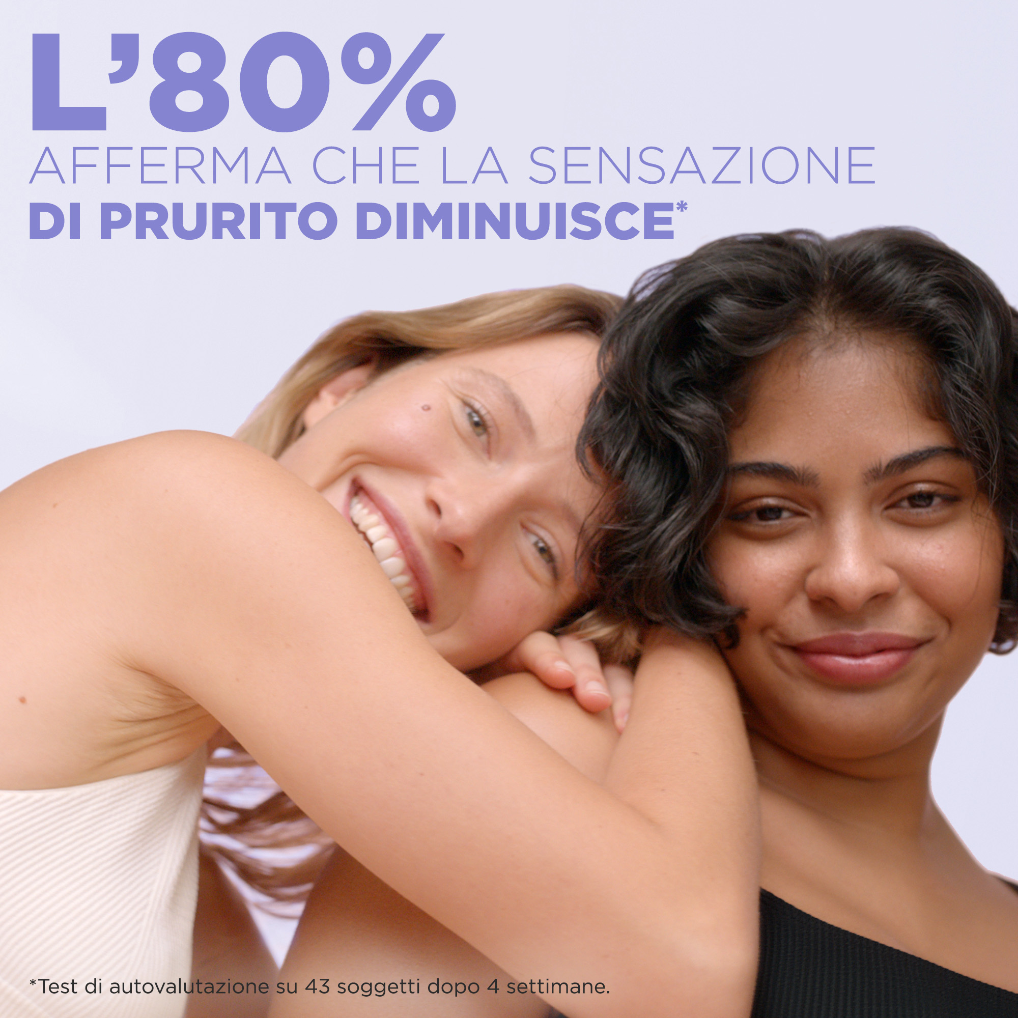 L'immagine mostra due donne che si abbracciano felicemente